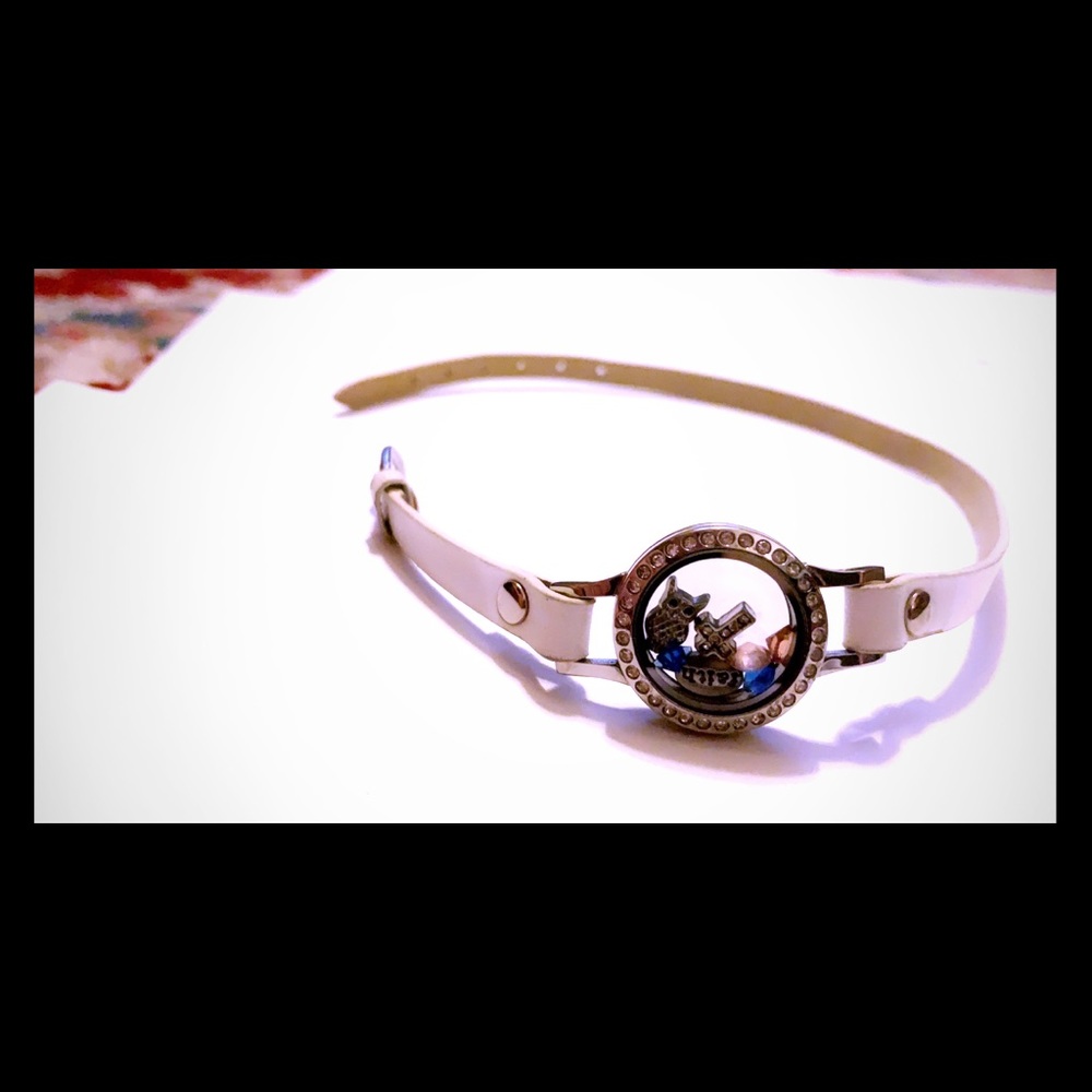 Super cute white bracelet w/ jewels/accents inside